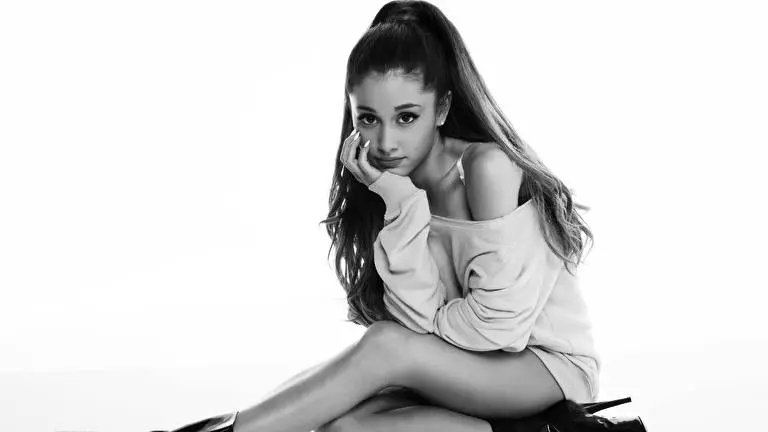 Ariana Grande theme for Windows 11 Slideshow image 5