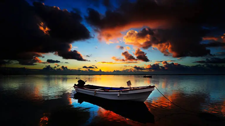 Boats In Sunset theme for Windows 11 Slideshow image 5