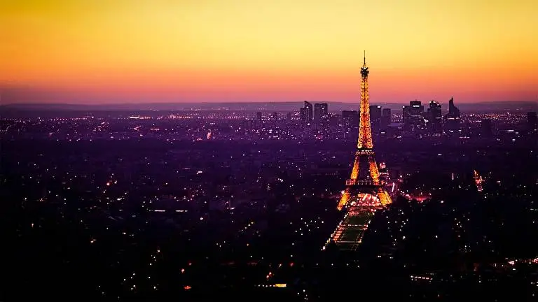 Cities Dark theme for Windows 11 Slideshow image 3