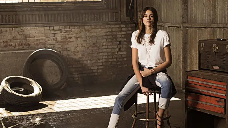 Kaia Gerber theme for Windows 11 Slideshow image 2