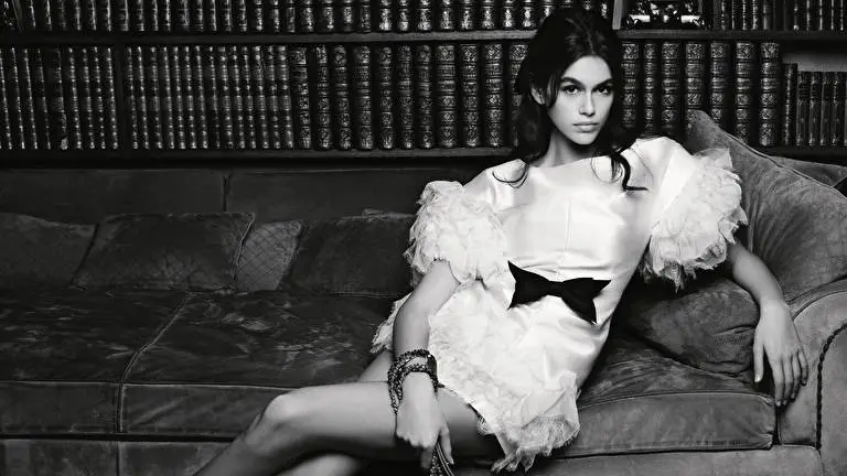 Kaia Gerber theme for Windows 11 Slideshow image 5