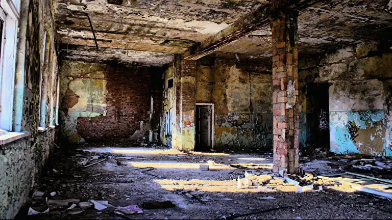 Urban Ruins theme for Windows 11 Slideshow image 4